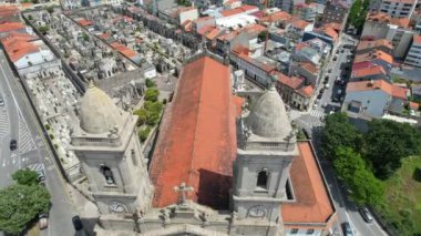 Portekiz 'in Porto şehrindeki büyük Lapa Kilisesi ve mezarlığının havadan görünüşü