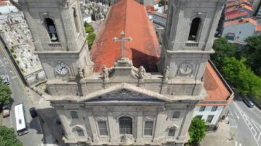 Portekiz 'in Porto şehrindeki büyük Lapa Kilisesi' nin havadan görünüşü