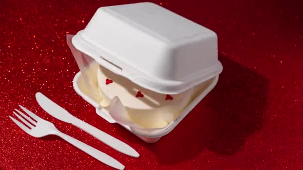 バレンタインデーの弁当ケーキとループストップモーションアニメーション赤い光沢のある背景での休日の贈り物として 1人のための箱の韓国式のケーキ — ストック動画