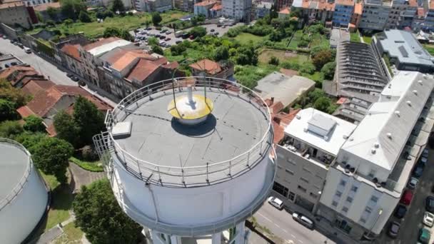 市内中心部の大きな水タンク ポルトの町の水貯水池の空中ビュー ポルトガル — ストック動画