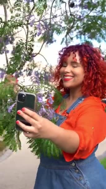 Das Vertikale Shooting Einer Glücklichen Brasilianerin Mit Gefärbten Haaren Macht — Stockvideo