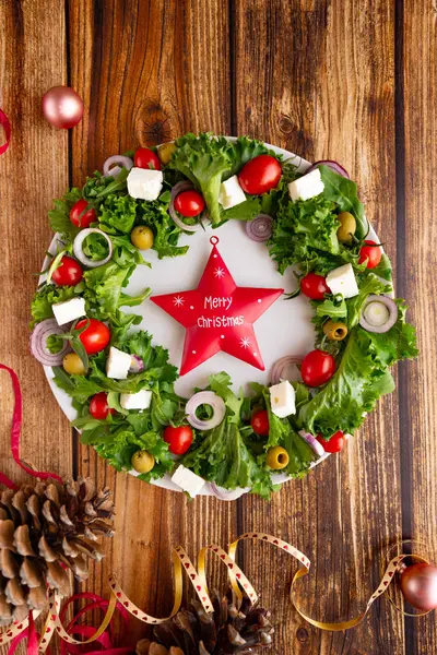 Sebzeli Noel çelengi salatası ve koyu arkaplanda beyaz peynir. Seçici odak