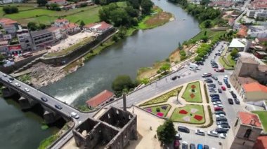 Barcelos şehrinin hava manzarası, Braga bölgesi, Portekiz. Cavado nehri, Barcelos köprüsü, Paco dos Condes ve kilise manzarası.