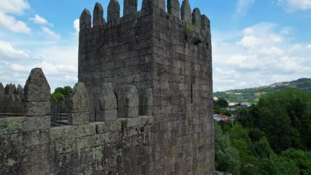 ポルトガルの北部地域 ギマラレス市の旧城の空中観測 — ストック動画