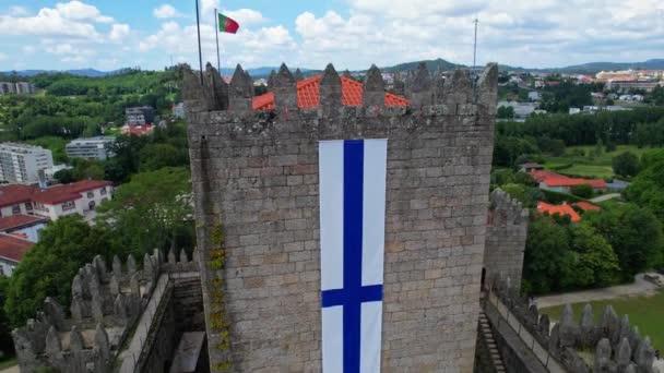 ギマラレス市 北部地域でポルトガルの最初の旗を持つ古い城の航空眺め — ストック動画