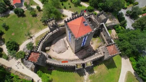 ギマラレス城の空中観察は 古いポルトガルの旗を持つギマラレス市の主要な中世の城です 北部地域 — ストック動画