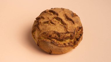 Açık bej arka planda geleneksel Portekiz gevrek ekmeği