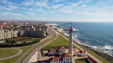 Atlantik Okyanusu kıyısındaki Matosinhos şehrinin Leca da Palmeira bölgesinde güzel bir deniz feneri. Kuzey Portekiz