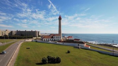 Atlantik Okyanusu kıyısındaki Matosinhos şehrinin Leca da Palmeira bölgesinde güzel bir deniz feneri. Kuzey Portekiz