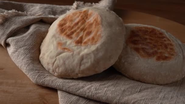 マデイラ ボロの典型的なポルトガルの平らな円形のパンはココをします スピニングクローズアップ — ストック動画
