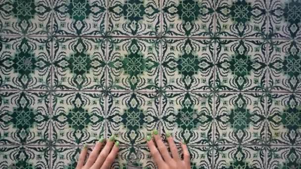 Verde Pregado Mãos Tocando Parede Com Azulejo Azulejo Verde Vista — Vídeo de Stock