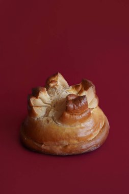 Kırmızı zemin üzerinde geleneksel Portekiz pastası Fogaca, Santa Maria da Feira, Portekiz 'den.