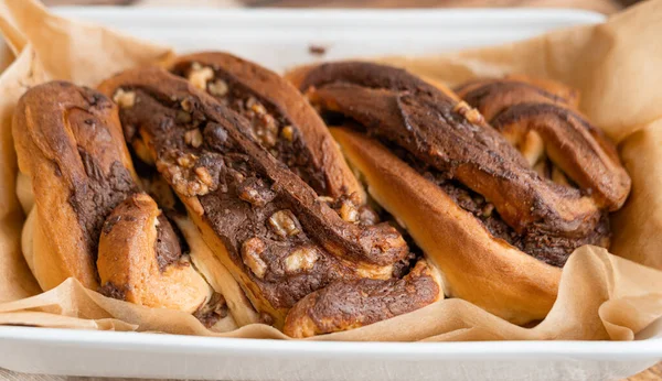 Taze pişmiş çikolatalı babka. Tatlı ekmek ya da çikolatalı çörek, ahşap arka plan, yakın plan.