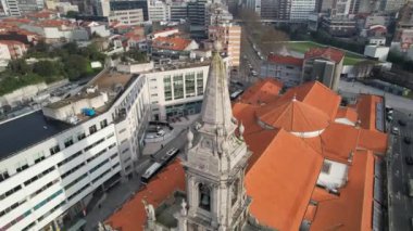 Trindade Kilisesi 'nin hava dairesi manzarası Porto şehir merkezindeki Kutsal Üçlemeci Kilisesi.