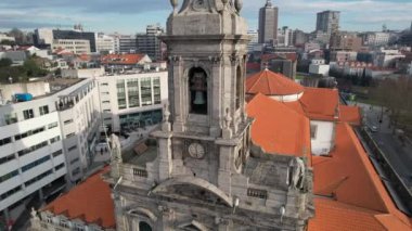 Trindade Kilisesi 'nin tepeden tırnağa görüntüsü Porto şehir merkezindeki Kutsal Üçlemeci Kilisesi.