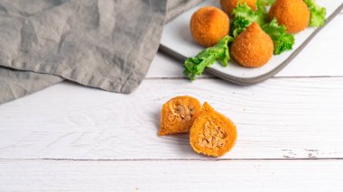 Geleneksel kızarmış coxinha de frango - beyaz masada tavuk kroket, Brezilya yemeği.