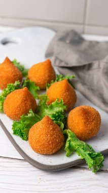 Kızarmış Coxinha de Frango 'nun yakın çekimi - Beyaz masada tavuk kroket, Brezilya yemeği.