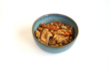 Tripas a Moda do Porto - beyaz fasulyeli domuz işkembesi ve mavi kasede füme sosis.