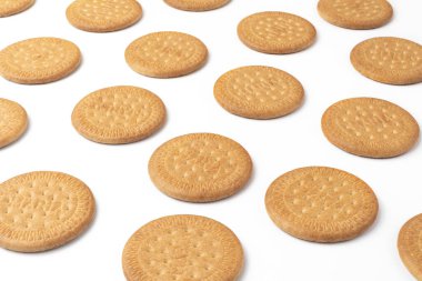 Beyaz arka planda bir sürü Maria bisküvisi var.. 