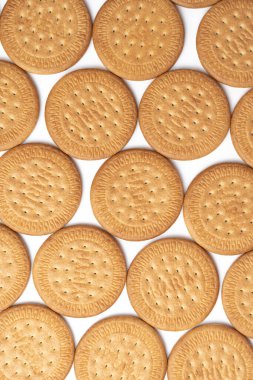 Beyaz arka planda bir sürü Maria bisküvisi var. Düz yatıyordu