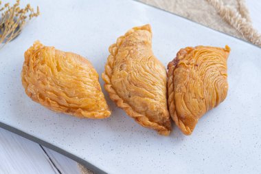 Tahtadaki Tortas de Guimaraes 'in yakın çekimi. Kuzey Portekiz' den tipik bir tatlı.