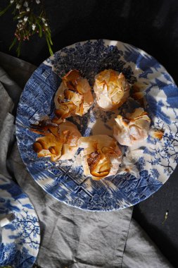 Tulhinhalar yassı. Geleneksel Portekiz tatlısı. Aveiro 'dan gelen kremalı yumurta.