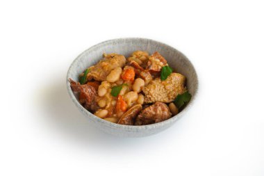 Tripas a Moda do Porto - beyaz fasulyeli domuz işkembesi ve füme sosis.