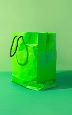Yeşil arka planda eski kağıt alışveriş torbası. Eko kavramı