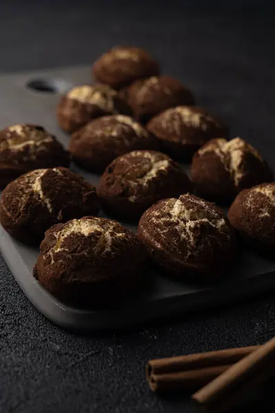Kanel Crinkle Cookies Svart Bakgrund Recept Koncept Selektivt Fokus Närbild Royaltyfria Stockbilder