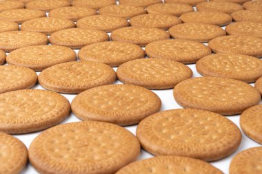 Beyaz arka planda bir sürü Maria bisküvisi var.. 