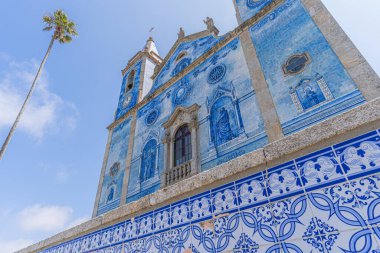 Cortegaca, Portekiz - 20 Haziran 2023: Palmiye ağaçlı tipik mavi portuguez kilisesi, Igreja de Santa Maria de Cortegaca