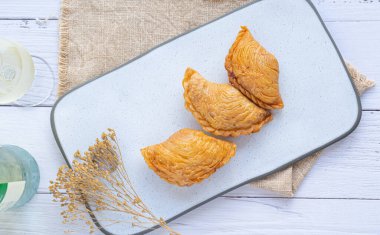 Tahtadaki Tortas de Guimaraes. Kuzey Portekiz 'den tipik bir tatlı.