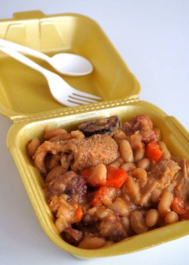 Portekiz yemeği Tripas a moda do Porto in the box with fork and spoon, take away and delivery konsepti