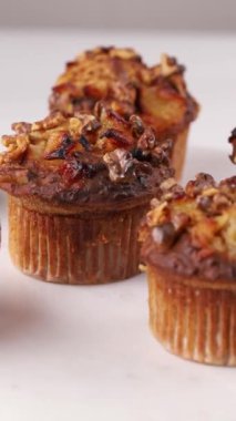 Beyaz arka planda fındıklı sağlıklı yulaflı kekler yapıyorlar.