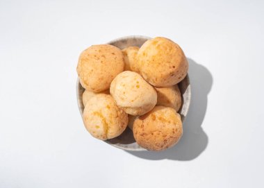 Kasede peynir ekmeği, Brezilya pao de queijo mineiro, üst manzara, beyaz arka plan