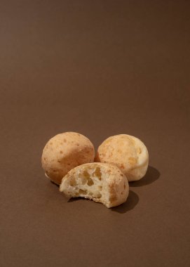 Dört Brezilya peynirli ekmek - kahverengi arka planda pao de queijo