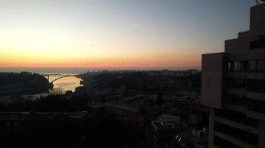 Günbatımından sonra Porto Şehri, Arrabida Köprüsü manzaralı.