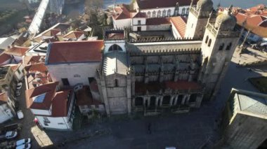 Porto Katedrali insansız hava aracı görüntüsü, Douro nehri ile panorama
