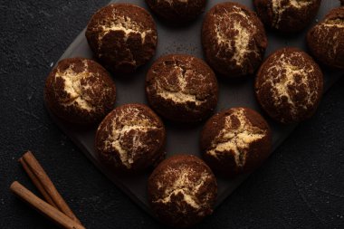 Tarçınlı kurabiye, siyah arka planda düz bir zeminde, tarif konsepti. yakın plan