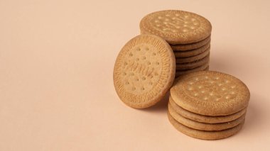 Pembe bej arka planda Maria bisküvileri. 2024 yılının moda rengi Şeftali Tüyleri. Boşluğu kopyala