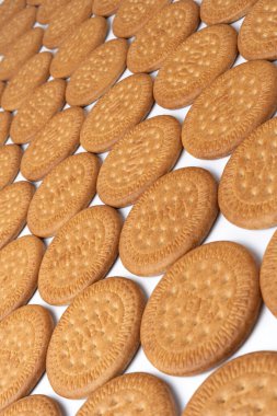 Beyaz arka planda bir sürü Maria bisküvisi var.. 