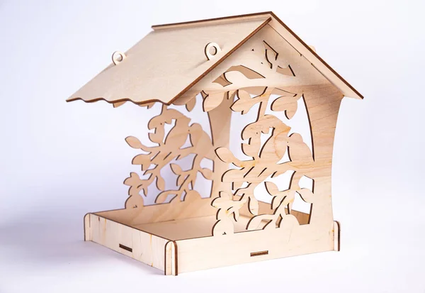 妖精小屋の形で鳥のフィーダー新しい現在の木製の鳥のフィーダー — ストック写真