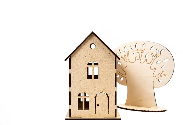 房子的标志 白色背景上有金属钥匙 房地产 保险概念 房地产经纪人概念 孤立的 木制的房子 新生活 锁和钥匙链小车 — 图库照片