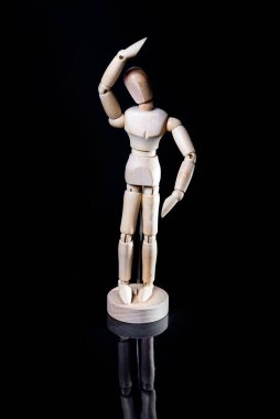 Siyah arka planda düşen tahta manikin resmi, tahta manikin farklı pozlar veriyor.