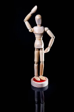 Siyah arka planda düşen tahta manikin resmi, tahta manikin farklı pozlar veriyor.