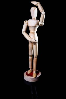 Siyah arka planda düşen tahta manikin resmi, tahta manikin farklı pozlar veriyor.