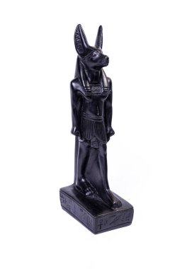 Mısır tanrısı Anubis 'in beyaz arka planda izole edilmiş çakal kafalı taş heykelciği. Yan görünüş. Yüksek kalite fotoğraf