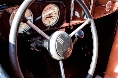 Eski model bir arabanın farındaki renk detayı, eski model bir arabanın gösterge paneli. Eski bir vintag arabanın direksiyon ve gösterge panelinin görüntüsü.