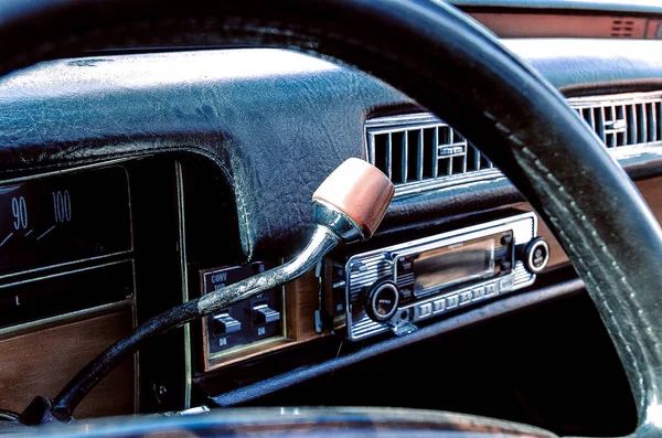 Barevný Detail Světlometu Retro Vozu Interiér Palubní Desky Pohled Volant — Stock fotografie