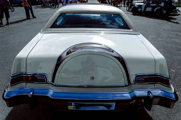 ヴィンテージカーのヘッドライトの色の詳細 レトロな車のダッシュボードのインテリア 古いビンタグ車のステアリングホイールとダッシュボードの表示 — ストック写真